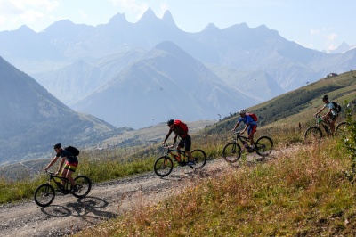 Centrale agence La Toussuire cycling activity summer